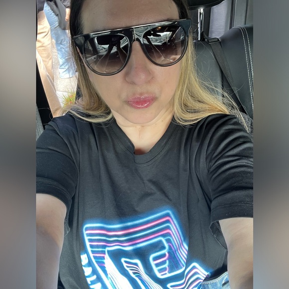 Meet your Posher, Renee - Picture 2 of 2